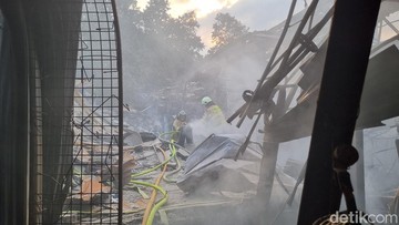 Masih Ada Asap di Pasar Taman Puring, Damkar Lakukan Pendinginan