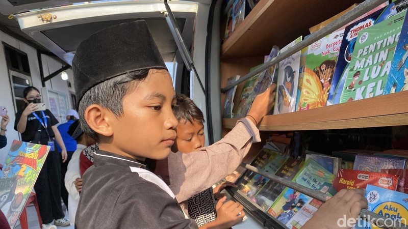 Senangnya Anak-anak Pemulung di Bantar Gebang Baca Buku dari Berbuatbaik