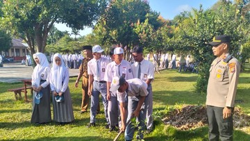 Green Policing Polres Meranti, Tanam Pohon Serentak di 4 Sekolah