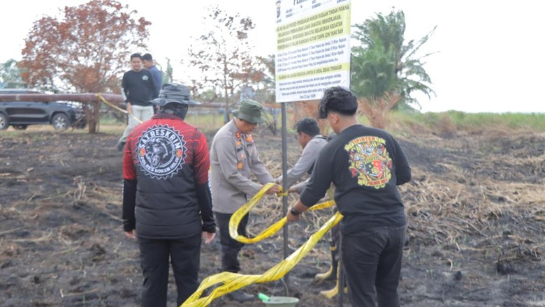 Polisi Pasang Plang Larangan Berkebun di 100 Ha Area Eks Karhutla Rohil