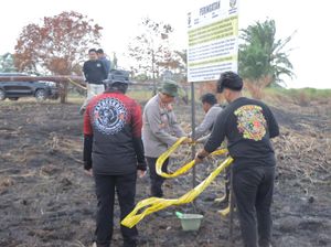 Polisi Pasang Plang Larangan Berkebun di 100 Ha Area Eks Karhutla Rohil
