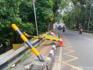 Portal Pembatas Ketinggian di Jalan Cimahi Rusak Ditabrak Truk Boks