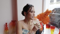 Potret Pevita Pearce Saat Menikmati Minuman Matcha Favoritnya!