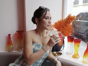 Potret Pevita Pearce Saat Menikmati Minuman Matcha Favoritnya!