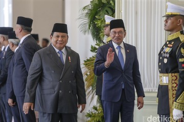Prabowo Sambut Kunjungan PM Malaysia Anwar Ibrahim di Istana