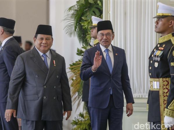 Prabowo Sambut Kunjungan PM Malaysia Anwar Ibrahim di Istana