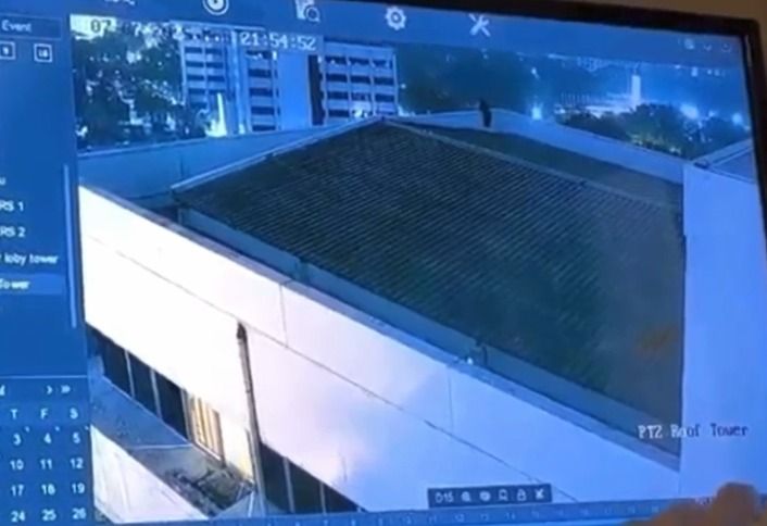 Rekaman CCTV rooftop Kemlu yang ditunjukkan polisi dalam konferensi pers. (Wildan/detikcom)