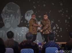 Romo Mangun Dapat Penghargaan Adiluhung detikJogja-Jateng Awards 2025