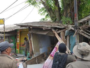 Jadi Pemicu Macet dan Banjir, Puluhan Bangunan Liar di Bogor Dibongkar