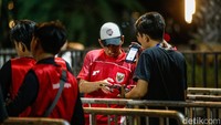 Suporter mulai ramai sejak sore hari, mereka menggunakan atribut serba merah khas Timnas Indonesia. 
