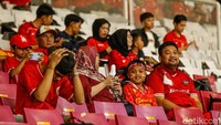Suporter Indonesia dari berbagai kalangan usia mulai memenuhi tribun SUGBK.