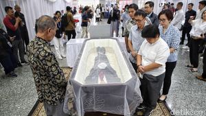 Suasana Haru Selimuti Rumah Duka Kwik Kian Gie