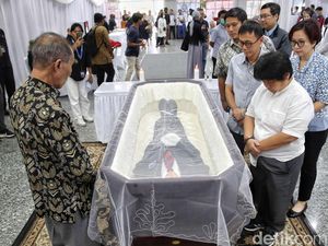 Suasana Haru Selimuti Rumah Duka Kwik Kian Gie Suasana Haru Selimuti Rumah Duka Kwik Kian Gie