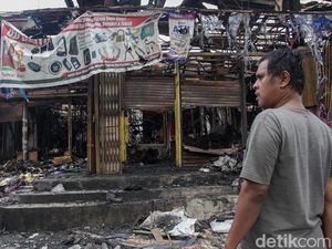 Penjual Siram Air-APAR saat Kebakaran Taman Puring tapi Api Terlalu Besar Penjual Siram Air-APAR saat Kebakaran Taman Puring tapi Api Terlalu Besar
