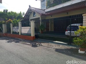 Suasana Rumah Keluarga Diplomat Kemlu di Bantul Jelang Jumpa Pers Polda Metro Suasana Rumah Keluarga Diplomat Kemlu di Bantul Jelang Jumpa Pers Polda Metro