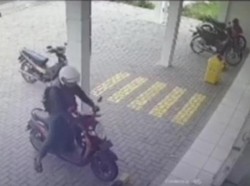 Pria Berjaket Terekam CCTV Ngembat Motor Karyawan Toko di Jemawan Klaten