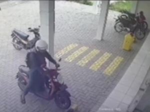 Pria Berjaket Terekam CCTV Ngembat Motor Karyawan Toko di Jemawan Klaten Pria Berjaket Terekam CCTV Ngembat Motor Karyawan Toko di Jemawan Klaten