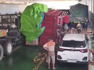 Gelombang Tinggi di Selat Alas, Truk Terguling dalam Kapal Poto Tano-Kayangan Gelombang Tinggi di Selat Alas, Truk Terguling dalam Kapal Poto Tano-Kayangan