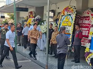 Gibran Melayat ke Rumah Duka Kwik Kian Gie di RSPAD