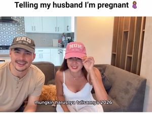 Gaya Aurelie Moeremans Umumkan Kehamilan, Pakai Topi Couple Dengan Suami Gaya Aurelie Moeremans Umumkan Kehamilan, Pakai Topi Couple Dengan Suami