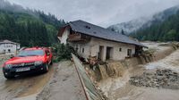 Banjir Lumpuhkan Rumania, Rumah-Jalanan Rusak