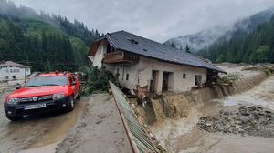 Banjir Lumpuhkan Rumania, Rumah-Jalanan Rusak