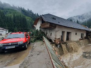 Banjir Lumpuhkan Rumania, Rumah-Jalanan Rusak Banjir Lumpuhkan Rumania, Rumah-Jalanan Rusak