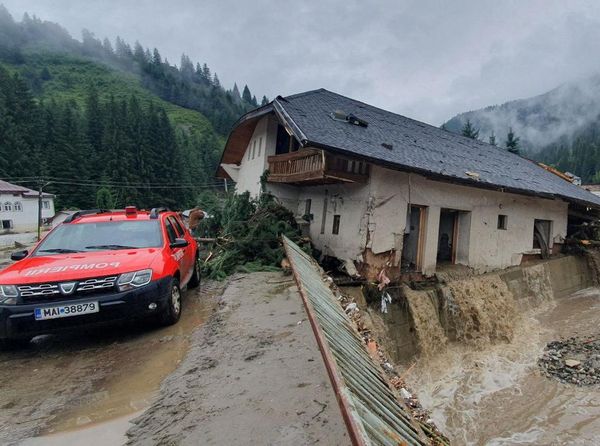 Banjir Lumpuhkan Rumania, Rumah-Jalanan Rusak
