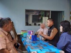 Plt Kadisdik Kalteng Sidak ke Sekolah, Sosialisasikan Program Seragam Gratis