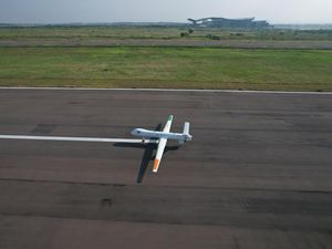 Drone Elang Hitam Buatan RI Sukses Terbang 24 Jam di 20 Ribu Kaki Drone Elang Hitam Buatan RI Sukses Terbang 24 Jam di 20 Ribu Kaki