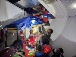 Misteri Pria Tewas di Plafon Pabrik Jaktim, Ada Kabel Terlilit di Kaki Misteri Pria Tewas di Plafon Pabrik Jaktim, Ada Kabel Terlilit di Kaki