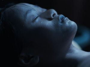 Firza Alya Tahan Napas Lakoni Adegan Mandi Jenazah di Panggilan Dari Kubur Firza Alya Tahan Napas Lakoni Adegan Mandi Jenazah di Panggilan Dari Kubur