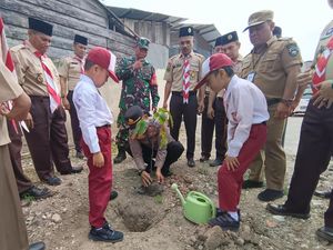 Gerakan Pramuka di Kepenuhan Rohul Tanam Pohon Dukung Green Policing