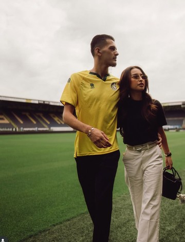 8 Foto Mesra Justin Hubner Perkenalan Klub Baru Didampingi Jennifer Coppen
