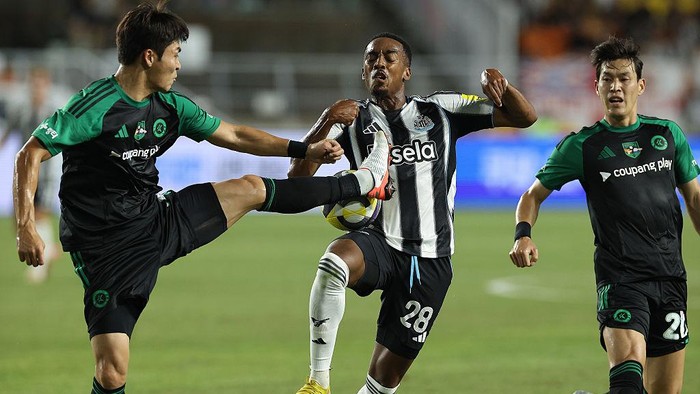 SUWON, SOUTH KOREA - JULY 30: Joe Willock of Newcastle United controls the ball under pressure of Park Jin-Seob of Team K League during the pre-season friendly between Team K League and Newcastle United at Suwon World Cup Stadium on July 30, 2025 in Suwon, South Korea. (Photo by Han Myung-Gu/Getty Images)