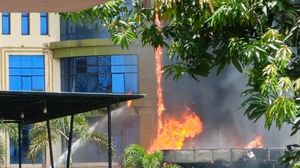 Penampakan Gedung Madinah Al Munawwarah Asrama Haji Medan Hangus Terbakar