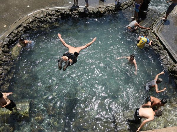 Kolam Renang Jadi Oase Saat Panas Ekstrem Sapu Diyarbakir Turki