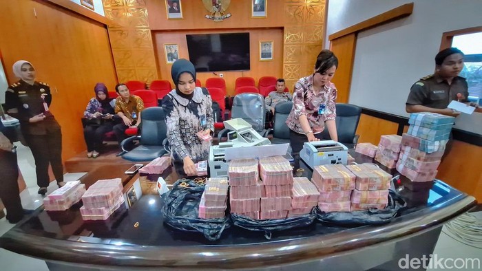 Dibalik Karavan COVID-19, Kisah Korupsi yang Bikin Geleng Kepala