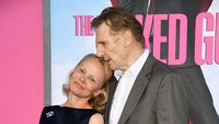 7 Potret Mesra Liam Neeson dan Pamela Anderson di Red Carpet, Diduga Cinlok