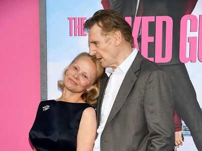 7 Potret Mesra Liam Neeson dan Pamela Anderson di Red Carpet, Diduga Cinlok
