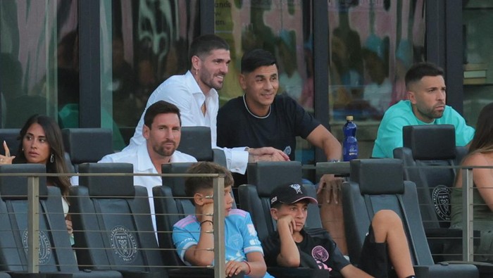 Jul 26, 2025; Fort Lauderdale, Florida, USA; Inter Miami CF forward Lionel Messi (10), midfielder Rodrigo De Paul (7), goalkeeper Oscar Ustari (19) and defender Jordi Alba (18) watch the game against FC Cincinnati at Chase Stadium. Mandatory Credit: Sam Navarro-Imagn Images