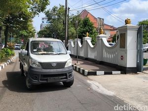Penampakan Mobil Esemka yang Dibawa Penggugat Jokowi ke PN Solo Penampakan Mobil Esemka yang Dibawa Penggugat Jokowi ke PN Solo
