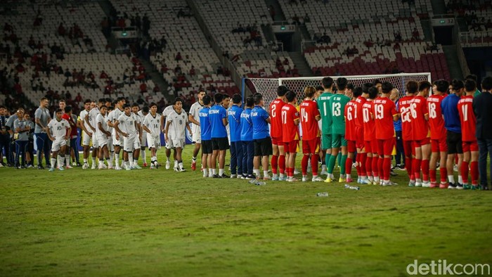 Momen Timnas Indonesia Naiki Podium Runner-Up Piala AFF U-23 2025 Para pemain Timnas U23 mendapatkan medali juara kedua di SUGBK, Jakarta, Kamis (29/7/2025).