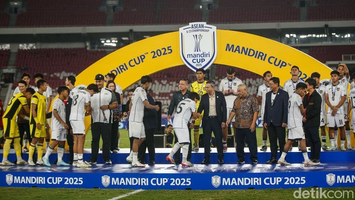 Para pemain Timnas U23 mendapatkan medali juara kedua di SUGBK, Jakarta, Kamis (29/7/2025).