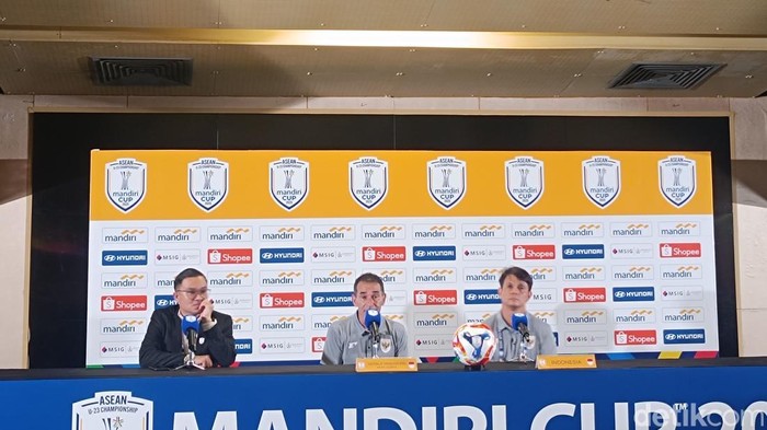 Pelatih Timnas Indonesia U-23 Gerald Vanenburg menghadapi media usai kekalahan dari Vietnam di final Piala AFF U-23 2025 di Gelora Bung Karno, Jakarta.
