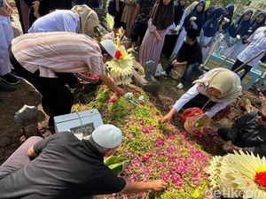 Isak Tangis Iringi Pemakaman Febian Korban Laka Umrah di Bojonegoro Isak Tangis Iringi Pemakaman Febian Korban Laka Umrah di Bojonegoro