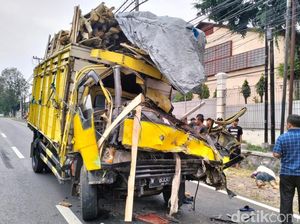 Truk Colt Diesel Hantam Truk Mogok di Pasuruan, Kernet Tewas Terjepit Truk Colt Diesel Hantam Truk Mogok di Pasuruan, Kernet Tewas Terjepit