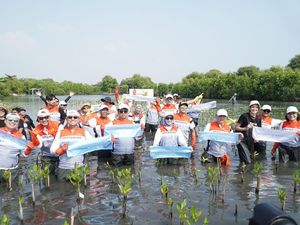 Pertamina International Shipping Gandeng KLH-Siswa Tanam 20.000 Mangrove