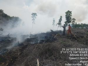 Karhutla di Muara Enim Sudah 5 Hari, Helikopter Water Bombing Dikerahkan Karhutla di Muara Enim Sudah 5 Hari, Helikopter Water Bombing Dikerahkan