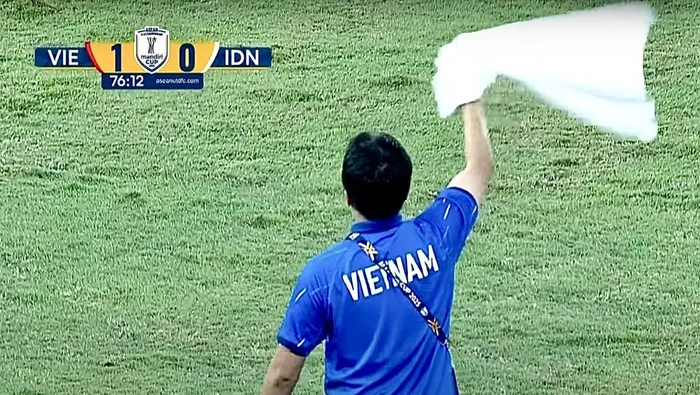 Pelatih kebugaran Yoon Dong-hun melambaikan handuk putih pada menit ke-77 saat Vietnam menang 1-0 atas Indonesia di final Piala AFF U-23 2025, di Stadion Utama Gelora Bung Karno, Indonesia, 29 Juli 2025.